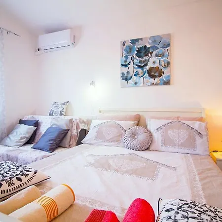 Dujo Apartment *
