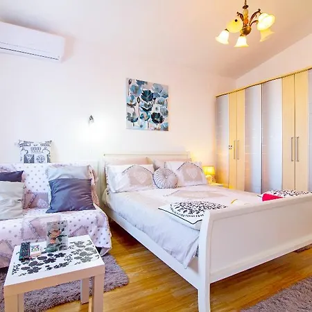 Dujo Apartment *